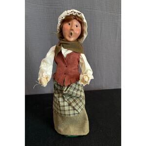 2001 Byer's Choice Cry of London British Woman Caroler